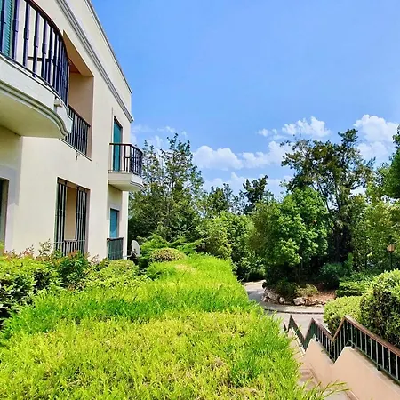 Lovelystay - Classic 2bdr W Pool And Near Beach